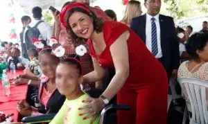 Margarita Cedeño comparte almuerzo navideño con huérfanos por feminicidio