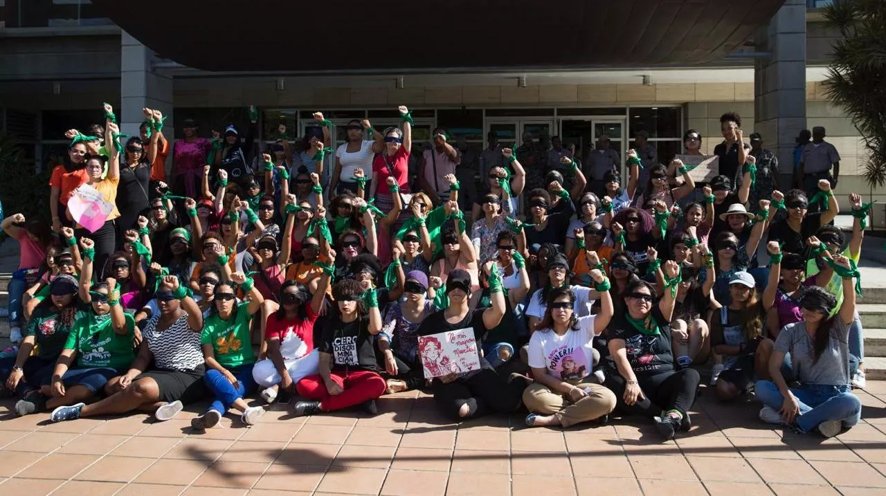 Mujeres protestan frente a la SCJ y la Procuraduría contra discriminación