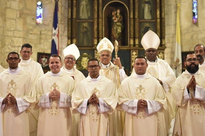 Monseñor Francisco Ozoria ordena cinco nuevos diáconos transitorios