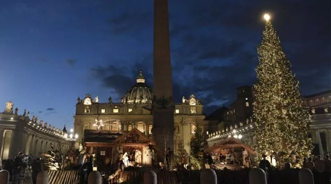 El Vaticano inaugura su Belén y enciende su árbol de Navidad