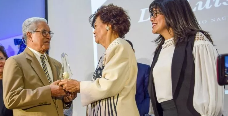 Defensor del Pueblo entrega premio