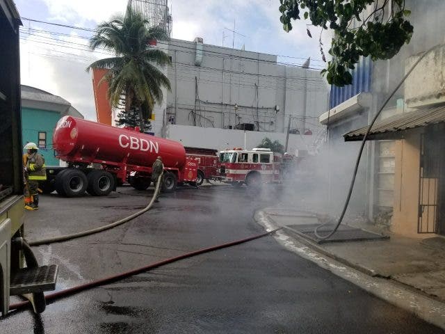 Incendio afecta ferretería en Villa Consuelo