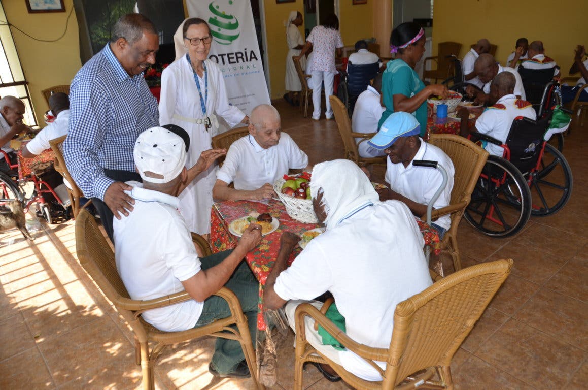 Lotería Nacional entrega sillas de ruedas y comparte almuerzo navideño con hogar de ancianos