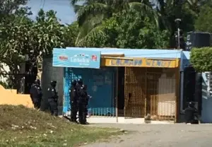 Hombre atrincherado en una casa mata oficial de los Swat en Santo Domingo Este