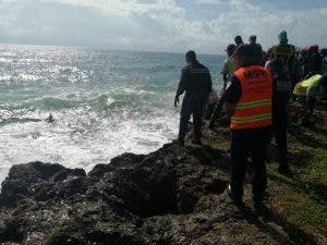 Video: Rescatan hombre que se lanzó al mar «para darse un chapuzón»