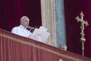 Papa emite mensaje navideño de esperanza contra la oscuridad