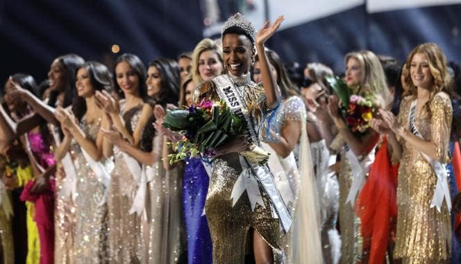 La sudafricana Zozibini Tunzi es coronada Miss Universo