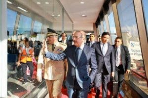 Presidente Danilo Medina regresa al país desde Madrid tras participar en cumbre