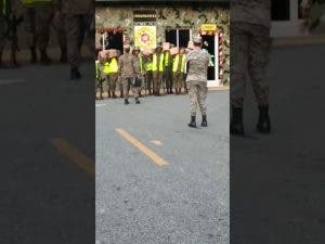 Militares denuncian engaño en entrega de cajas navideñas; se las entregaron solo para las fotos