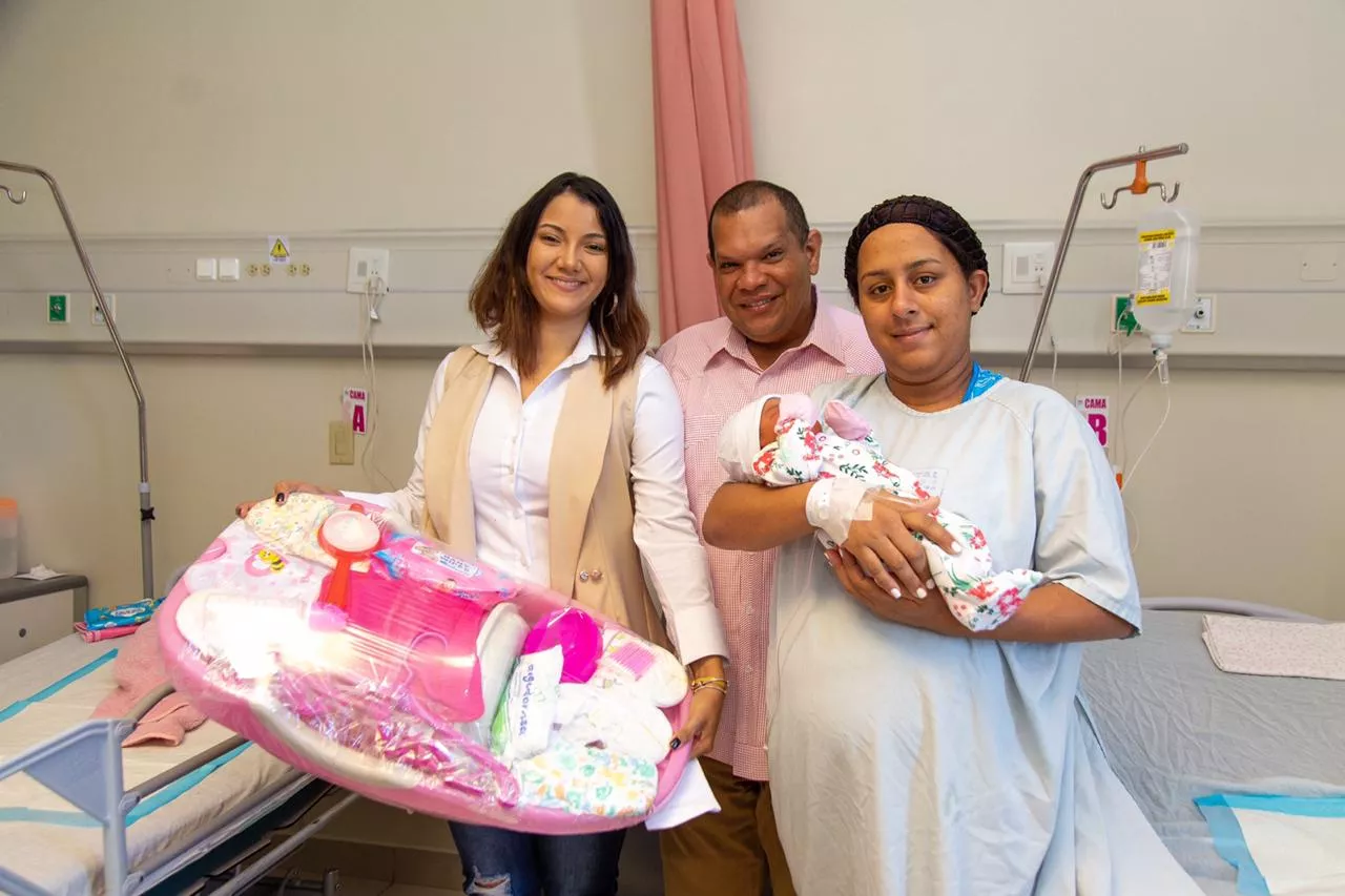 Carlos Guzmán visita primera niña nacida en 2020 y considera es bendición para SDN