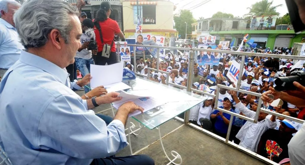 Abinader firma pacto en Boca Chica y en Nizao marcha con Vlad