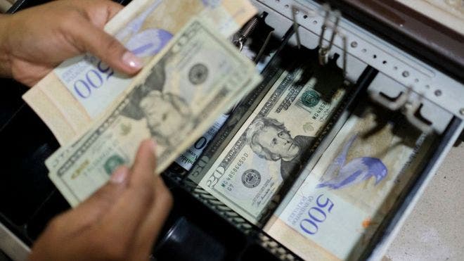De dónde salen los dólares que circulan en Venezuela (y por qué se cree que ya hay más que bolívares)