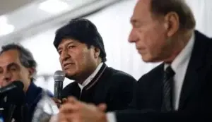 Evo Morales presenta a sus defensores legales