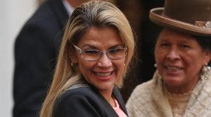 Jeanine Áñez anuncia candidatura y crea división