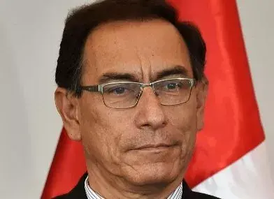 Vizcarra supera grave crisis política y seguirá como presidente de Perú