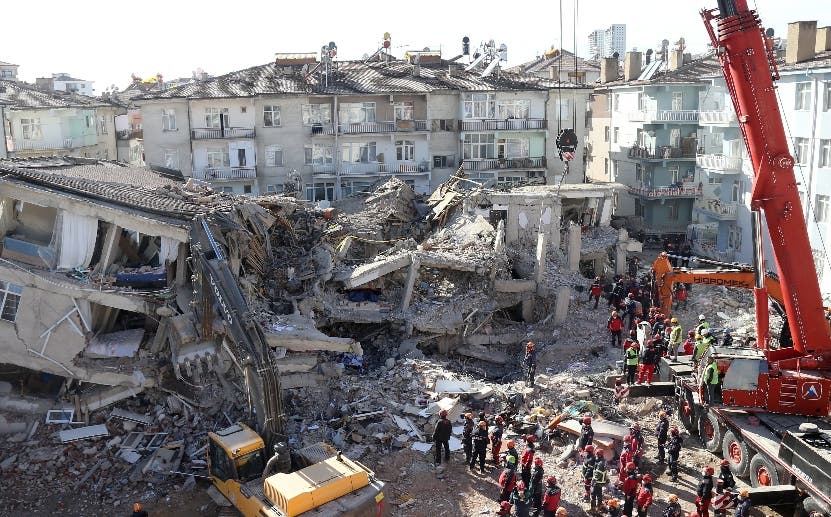 Terremoto en Turquía deja 35 muertos y miles heridos