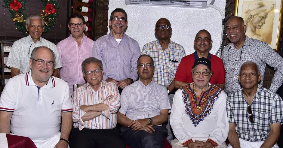 Amigos festejan 43 años de su  tertulia