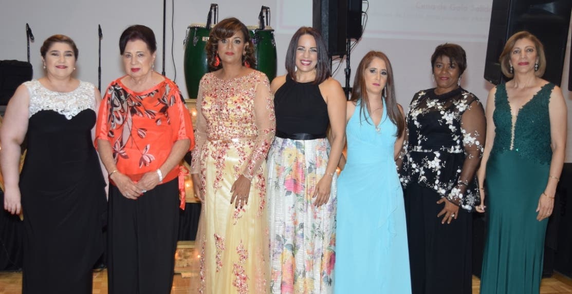 Mujeres Solidarias celebran cena de gala