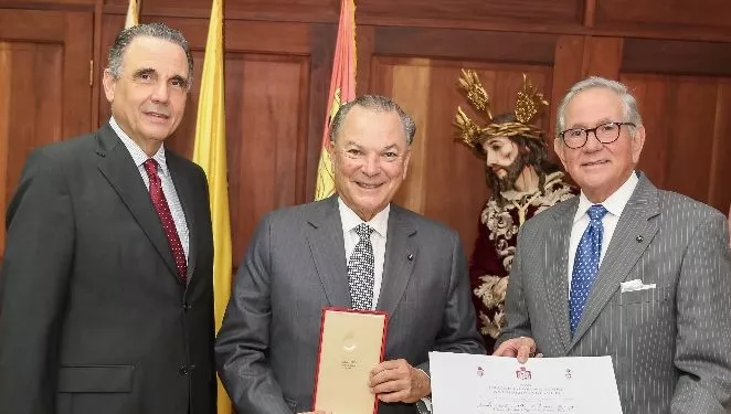 Embajador Frank Rainieri recibe una condecoración