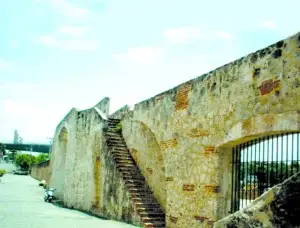 Las puertas y murallas protectoras del virreinato