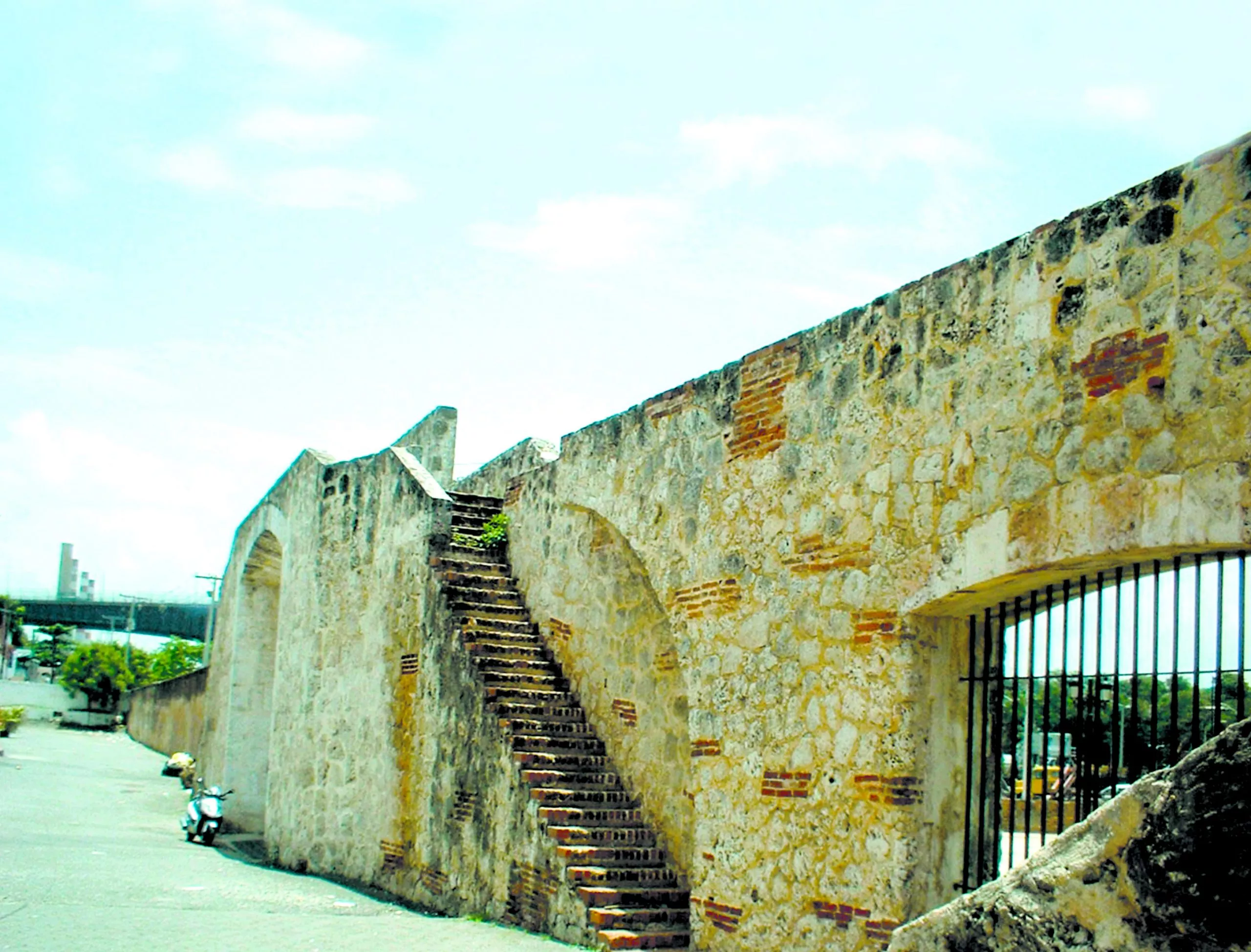 Las puertas y murallas protectoras del virreinato