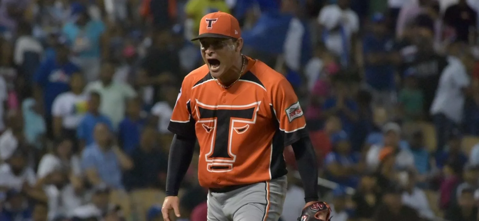 Toros blanquean Licey y empatan en primero