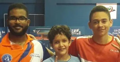 Rafael Cabrera Sosa gana oro en torneo tenis de mesa
