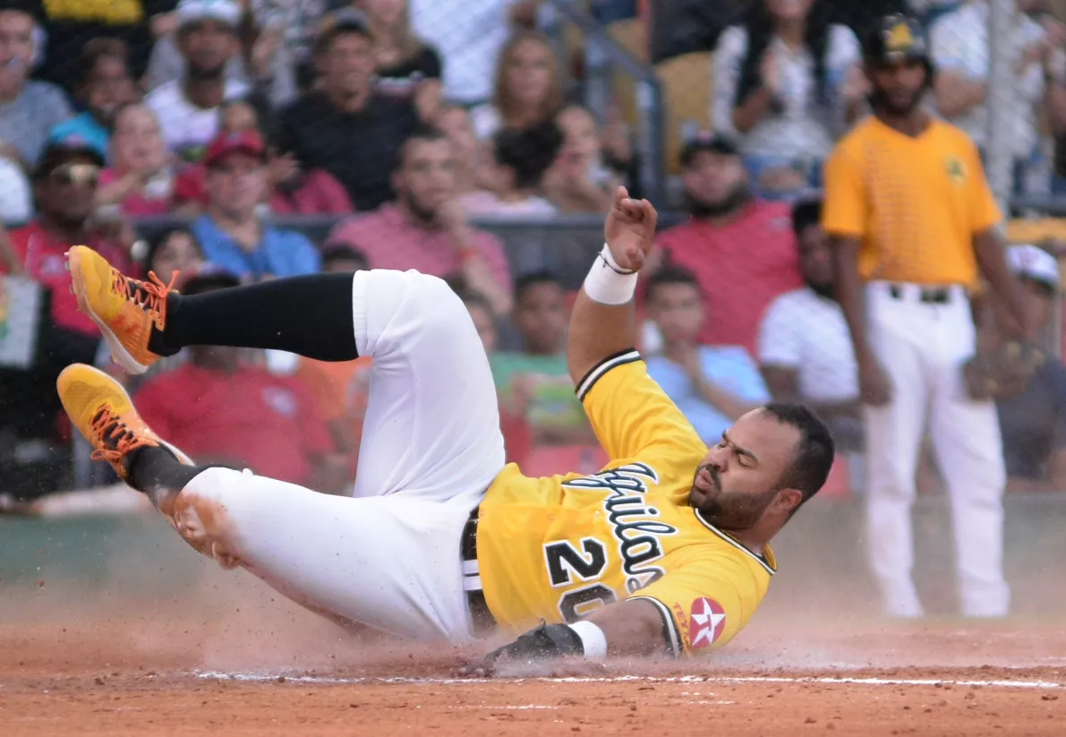 Águilas dejan a los Leones en el terreno