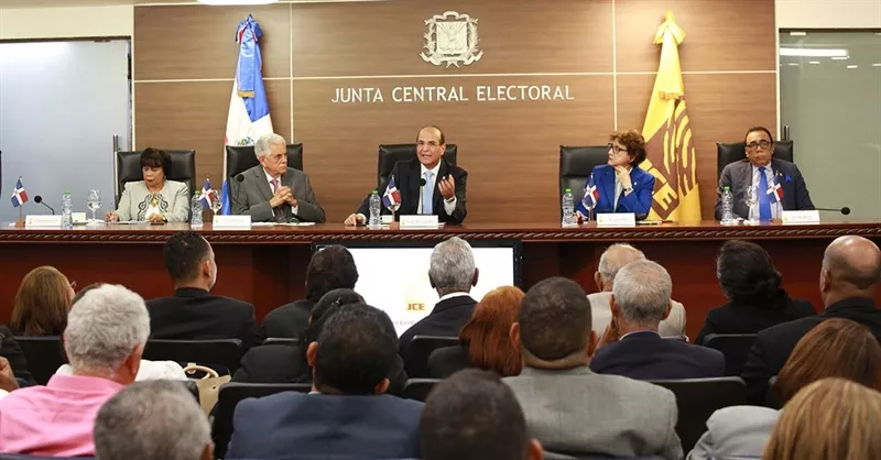 Pleno JCE se reúne con presidentes y secretarios de 158 Juntas Electorales para organización elecciones