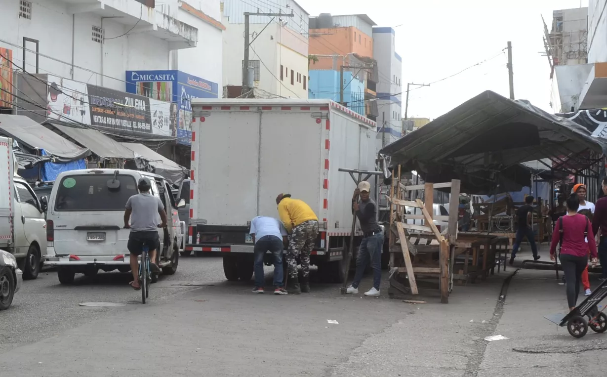 Ocupación aceras y calles, refleja falta control ciudad