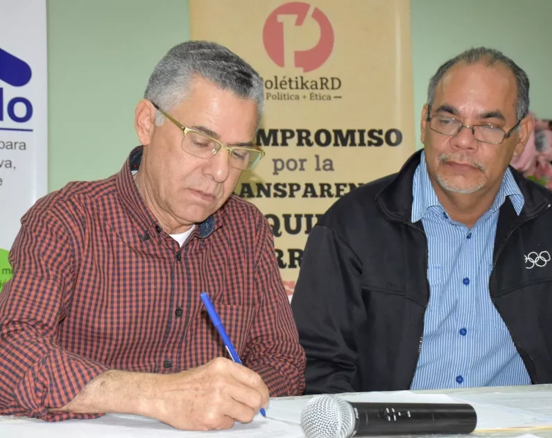 Candidatos SDE firman pacto por la transparencia