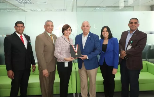 CNE recibe por cuarta vez medalla de oro en Premio Nacional a la Calidad