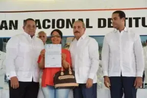 Danilo Medina entrega 482 títulos definitivos de parcelas y solares en Vicente Noble