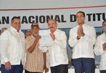 Danilo Medina entrega casi dos mil títulos definitivos de parcelas y solares en Montecristi