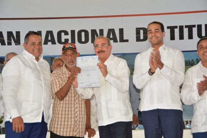 Danilo Medina entrega casi dos mil títulos definitivos de parcelas y solares en Montecristi
