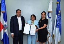 ONAPI entrega certificado de registro de la primera patente de la UASD