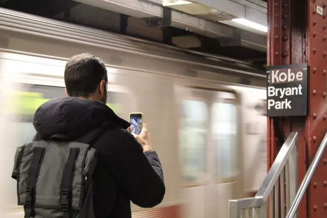 Rinden homenaje espontáneo a Kobe Bryant en parada de metro de Nueva York