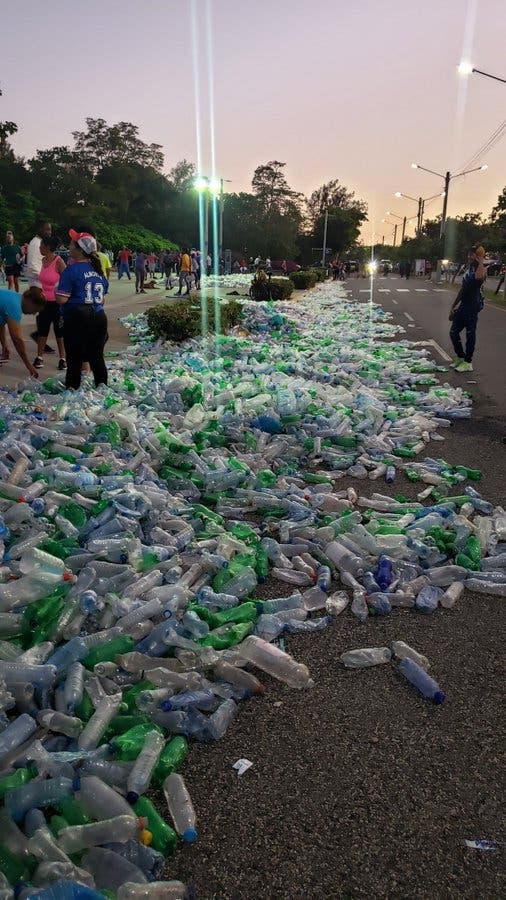 Así amaneció el Mirador Sur este jueves: «lleno» de desechos plásticos