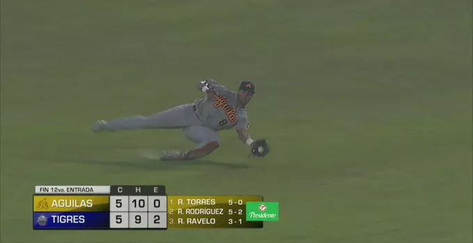 Redes sociales explotan con la jugada de Carlos Gómez en juego traumático entre Águilas y Licey