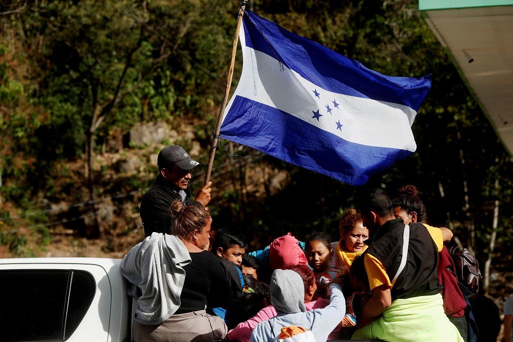 Centenares de migrantes se reúnen en la frontera entre México y Guatemala