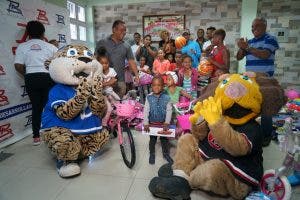 Fundación y Liga Pimentel  entregan juguetes a niños  de escasos recursos