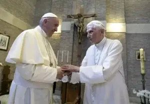 Benedicto XVI pide retirar su firma del polémico libro que defiende celibato