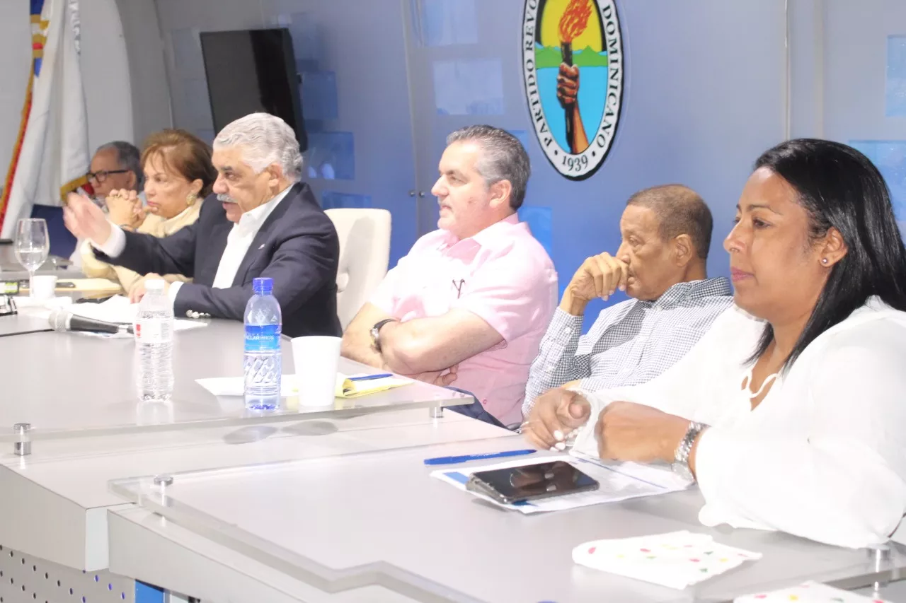 Miguel Vargas, presidente del PRD, mientras dirige reunión de la Comisión Presidencial
