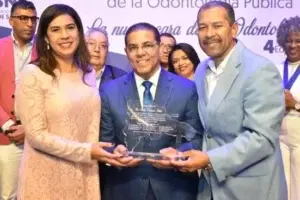 SNS reconoce profesionales de la salud bucal en cuarta edición Premio Nacional de Odontología