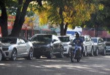 Vehículos deberán ser parqueados en una misma dirección en el Distrito Nacional