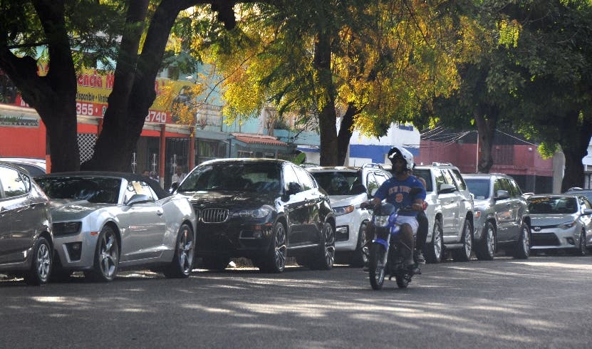 Vehículos deberán ser parqueados en una misma dirección en el Distrito Nacional