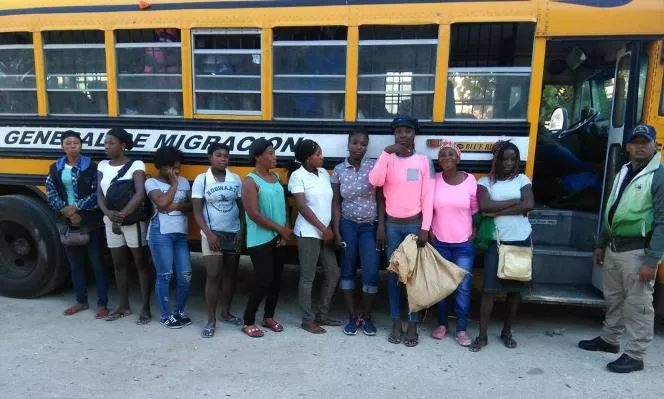 Migración detiene más de mil extranjeros; deporta 939 haitianos