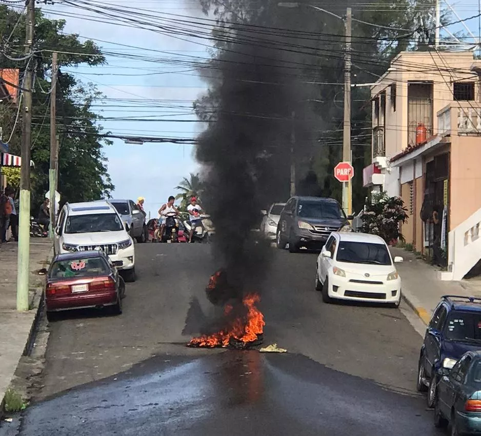 Protestan en Puerto Plata por cloaca obstruida desde hace cuatro meses