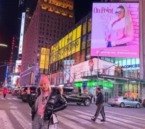 Alexandra Hatcu, la ex de Mozart La Para, en las pantallas de Times Square