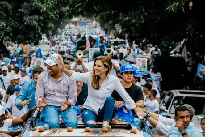 Miles de capitaleños acompañan a Carolina en la “Gran Caravana de la Capital”